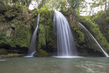 Fototapeta na wymiar Wasserfall mit Langzeitbelichtung aufgenommen