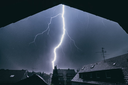 Blitz schl&auml;gt in Hausdach ein