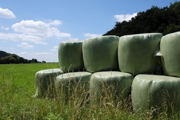 Heuballen in Plastikfolie - Stockfoto