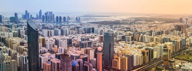 Selbstklebende Fototapete Abu Dhabi Panoramablick auf die Skyline der Stadt bei Sonnenuntergang. Abu Dhabi