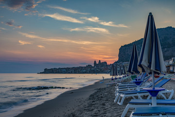 La spiaggia di Cefalù con la cittadina sullo sfondo alle prime luci del mattino, Sicilia	
