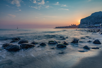 La spiaggia di Cefalù con la cittadina sullo sfondo alle prime luci del mattino, Sicilia	