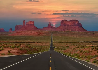  Schilderachtige snelweg in Monument Valley Tribal Park in de grens tussen Arizona en Utah, Verenigde Staten bij zonsondergang. © verinize