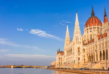 Obraz premium Panorama miasta słynnego turystycznego Budapesztu z Dunaju, parlamentem i mostami. Krajobraz podróży na Węgrzech, w Europie.