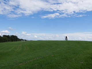 Radfahrer auf einem Berg und Wolken im Hintergrund