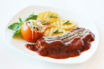 Аппетитная картошка с мясом под томатным соусом, фаршированный помидор