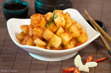 Блюдо национальной корейской кухни. Пряная редька.