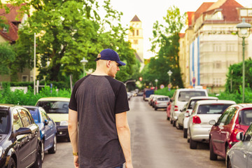 Junger Mann läuft auf der Straße