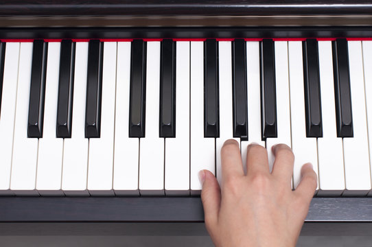 Sağ el ile Piyano çalan çocuk, tuşlar ve el.
