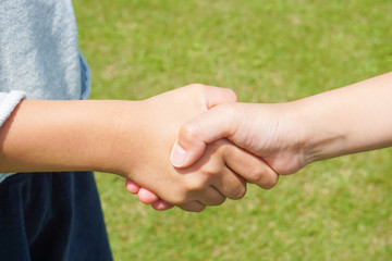 Handshake between children. Rearrangement between children. 子供同士の握手　 子供同士の仲直り