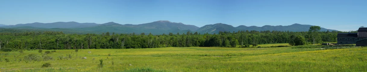 Foto auf Acrylglas Panoramalandschaft mit grünen Bergen und Wäldern © nd700