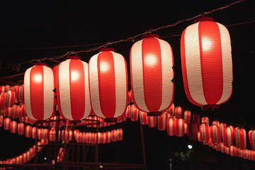 Naklejka premium Japońskie papierowe lampiony festiwalowe w nocy