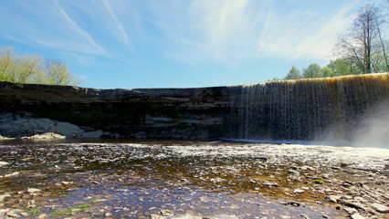 Fototapeta premium Wodospad Jägala na rzece Jägala niedaleko Bałtyku przy Estońskim wybrzeżu