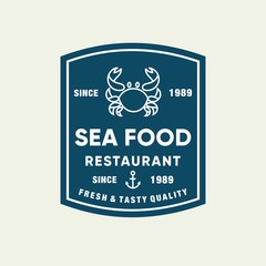 Obraz premium Seafood crab for restaurant line logo design. Vector icon illustration modern simple line logo 