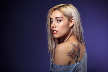 Naklejka premium Joven rubia