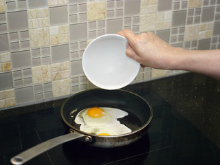 cooking fried egg