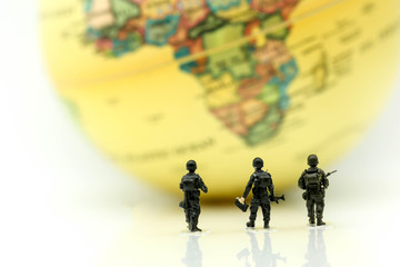 Obraz premium Miniature people : soldiers team with world map,War, army, military, guard concept.