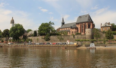 Obraz premium Mainufer in Frankfurt-Höchst mit Justinuskirche und Schlossturm