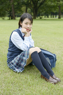 芝生に座る女子高生