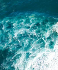 Lichtdoorlatende rolgordijnen Oceaan golf prachtige natuurlijke abstracte achtergrond, turquoise water en golven zijn gebroken tegen een steen. Cabo da Roca, Portugal. De kracht van de oceaan