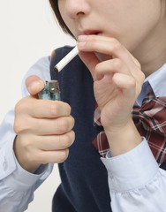 タバコを吸う女子高校生