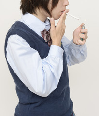 煙草を吸う女子高校生
