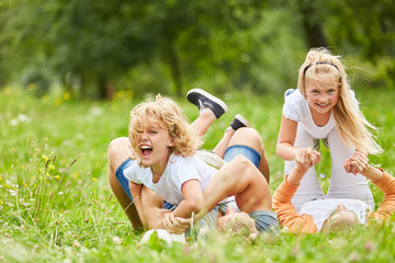 Geschwister spielen und toben mit ihren Eltern