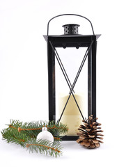 Laterne und Weihnachtsdekoration auf weiss