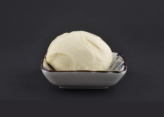 Mozzarella auf schwarz