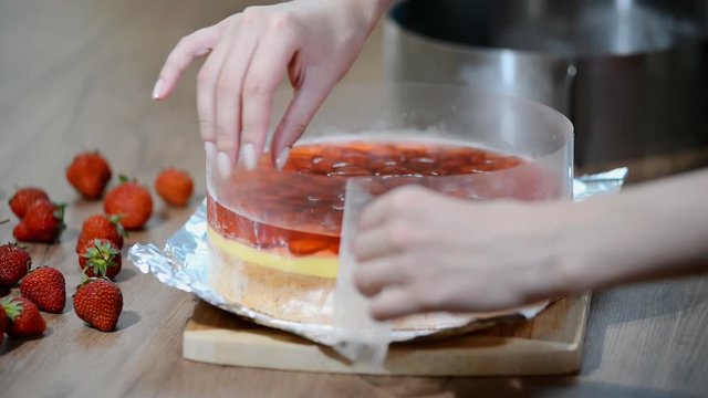 Как снять ацетатную пленку с торта