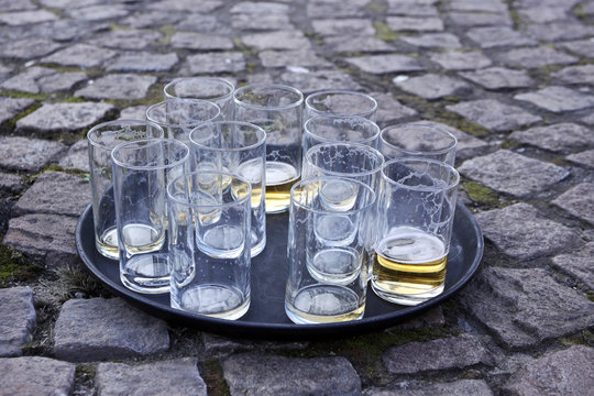 leere biergl&auml;ser auf tablett