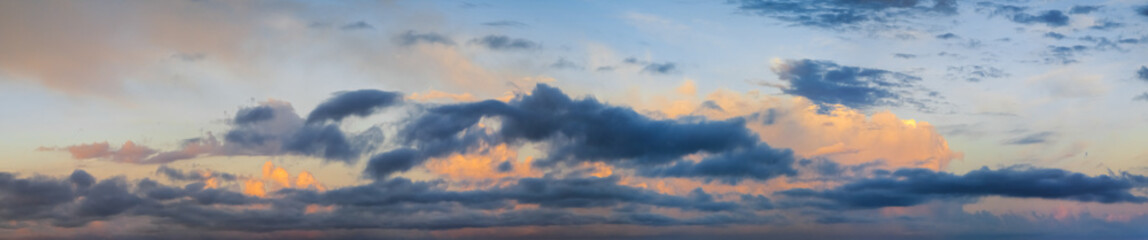 Fototapeta na wymiar Clouds in the early dawn.