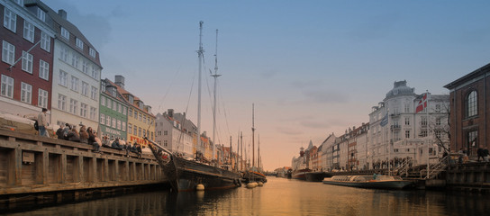 Veduta al tramonto del famoso quartiere Nyhavn, Copenhagen, Danimarca