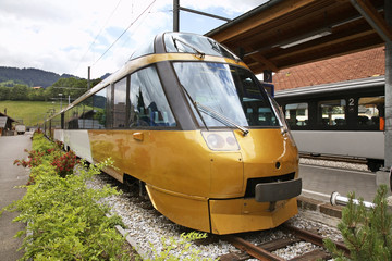 Fototapeta premium Lokomotywa na stacji kolejowej w Zweisimmen. Canton of Bern. Szwajcaria.