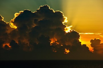 夏の入道雲と夕焼けの海