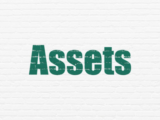 Obraz premium Money concept: Painted green text Assets on White Brick wall background