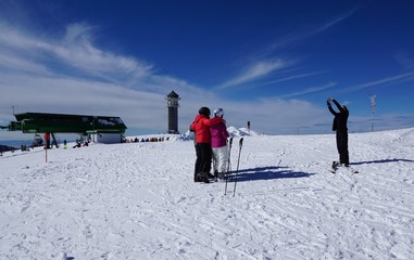 Gipfel Feldberg im Schwarzwald mit einem Fotografen und Menschen