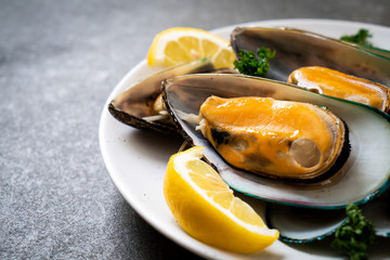 mussels with lemon and parsley