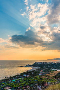 Panorama del tramonto sul paese di Sperlonga con dietro Terracina e San Felice Circeo