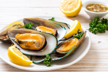 mussels with lemon and parsley