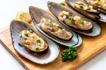 mussels with lemon and garlic