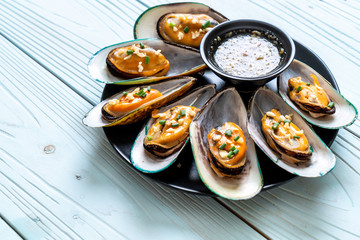 mussels with lemon and garlic