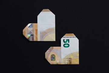 F&uuml;nfzig Euro in Herzform gefaltet