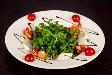 Salad with mozzarella and prawns