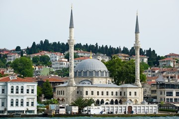 Fototapeta na wymiar ISTANBUL, TURKEY - MAY 24 : View of Beylerbeyii Mosque in Istanbul Turkey on May 24, 2018. Unidentified people
