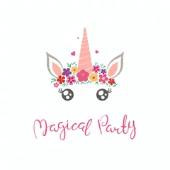 Keuken spatwand met foto Hand drawn vector illustration of a cute funny unicorn face cake decoration with flowers, lettering quote Magical party. Isolated on white background. Flat style design. Concept for children print. © Maria Skrigan
