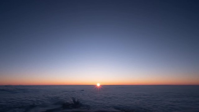 タイムラプス - 雲海から昇るご来光 朝日 富士山頂