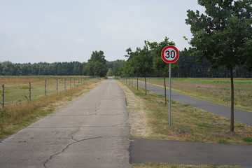 30 kmh Begrenzung an einer Nebenstraße 