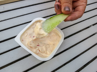 quark als dip mit gurke snack 