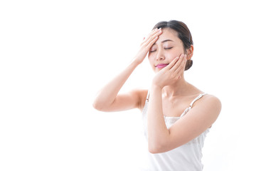 スキンケアをする若い女性